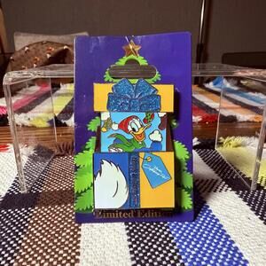 Disney WDW 2017 Contemporary Gift Box Donald LE1250 Pin PP125338 NOS